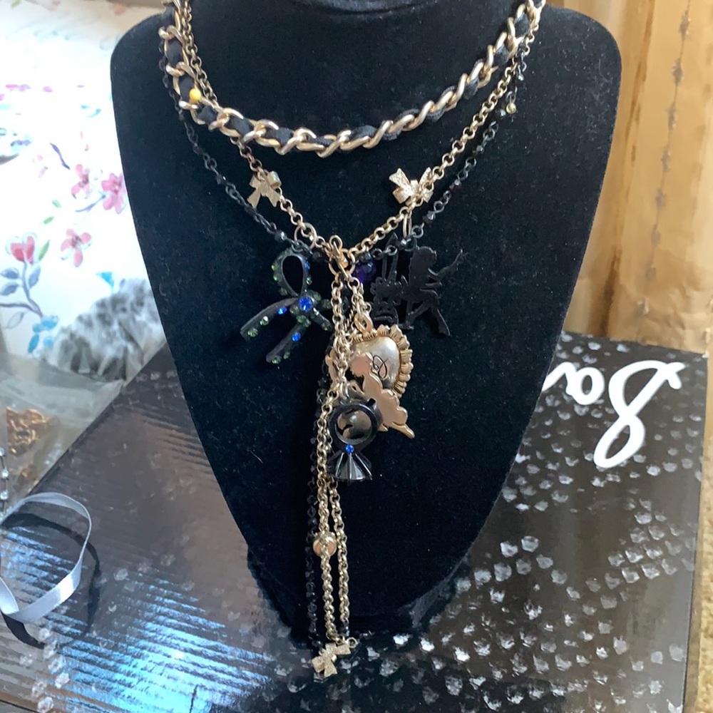 Betsey johnson silhouette necklace